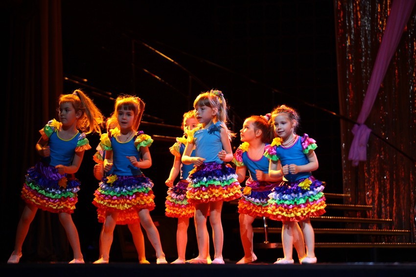 Детская вокальная группа песня. Костюмы для танцевальных коллективов. Костюмы для детского ансамбля. Детские сценические костюмы. Эстрадные костюмы для детей.